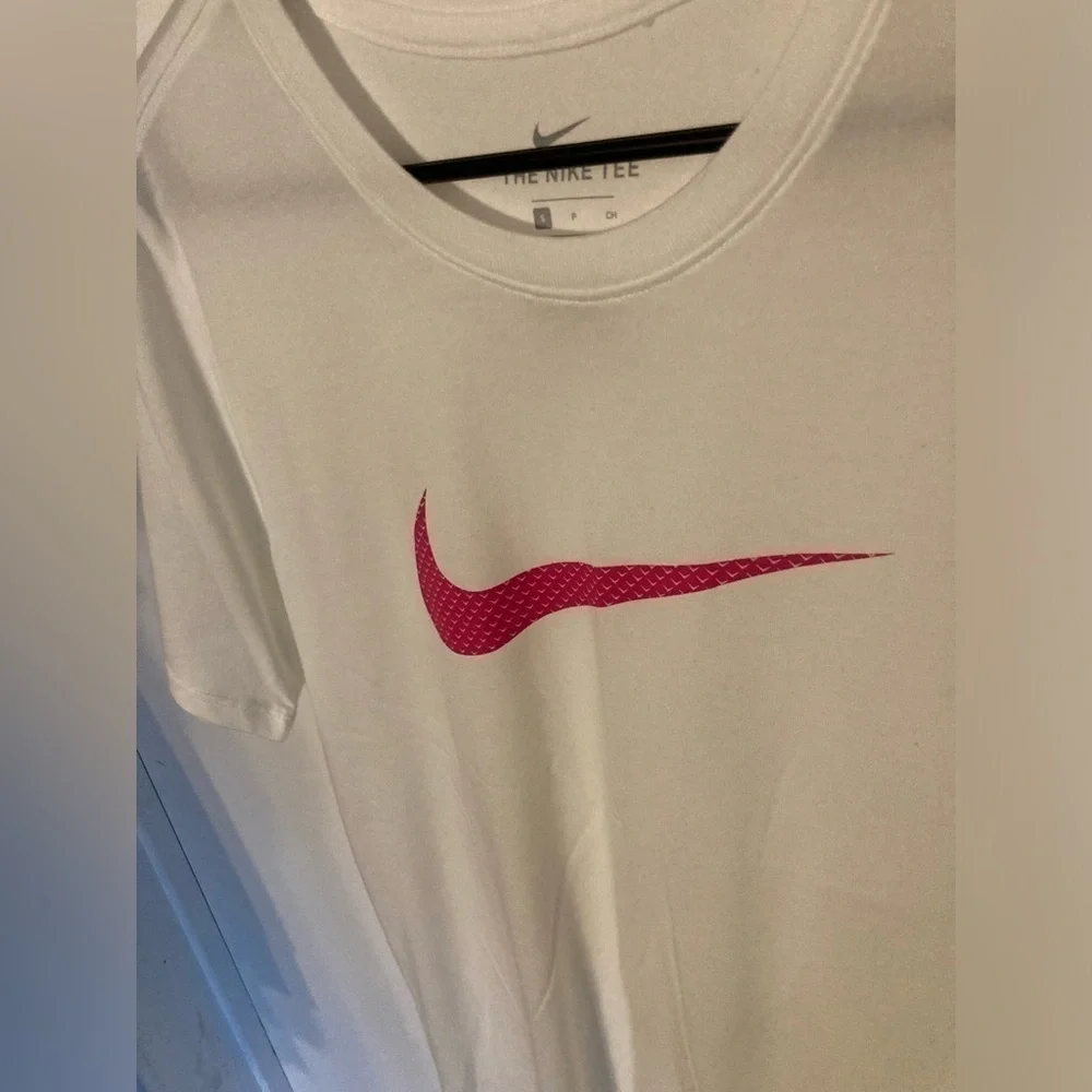4/$25 Nike tee athletic cut shirt white with pink Nike logo in size small